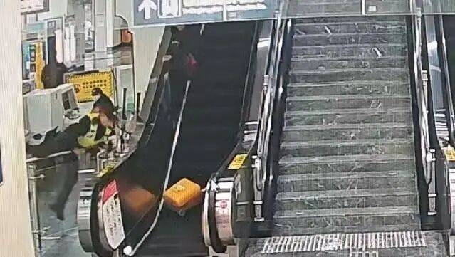 他飞身“跨栏”，一扶一提！