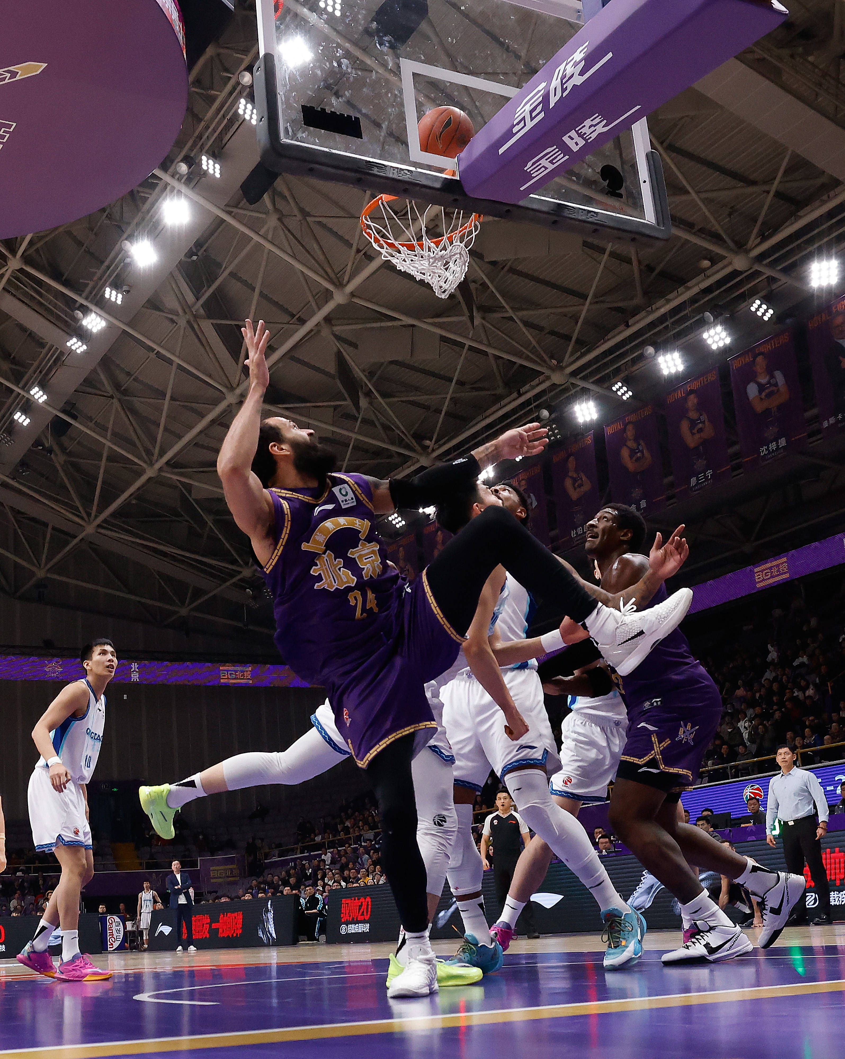 （体育）篮球——CBA常规赛：北京控股队对阵青岛崂山啤酒队