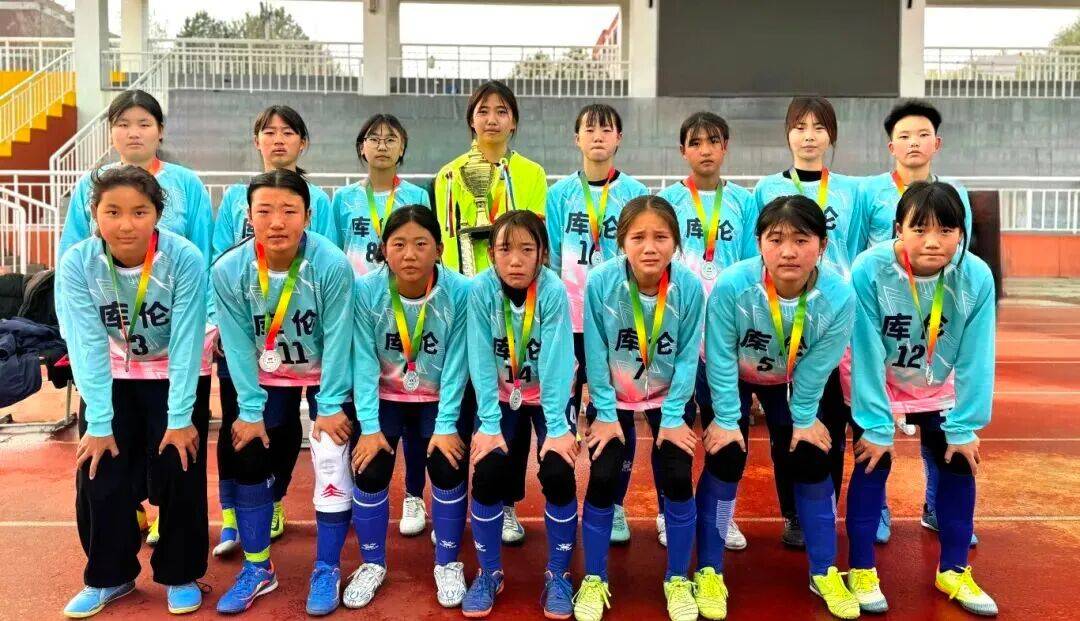 第三中学女足斩获2025年通辽市“市长杯”校园足球联赛初中女子组亚军