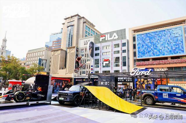 燃炸！小轮车极限飞跃，在F1赛车、福特汽车上方“翻筋斗”！